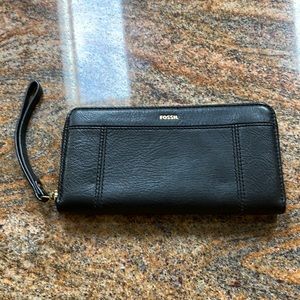 Never used New Leather Fossil zip up wallet/clutch
